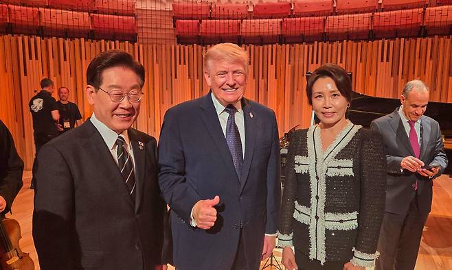 이재명 대통령과 김혜경 여사, 도널드 트럼프 미국 대통령이16일(현지시간) 주요 7개국(G7) 정상회의가 열린 프랑스 에비앙레뱅에서 열린 공식 만찬에서 기념촬영을 하고 있다. 공동취재