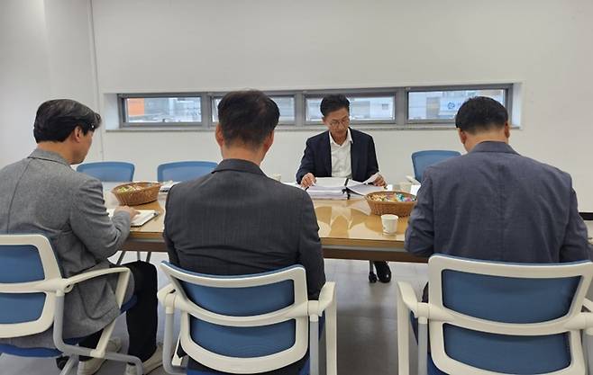 지난 15일 김병삼 영천시장 당선인이 정책기획실 업무보고를 받고 있다. ⓒ김병삼 당선인 제공