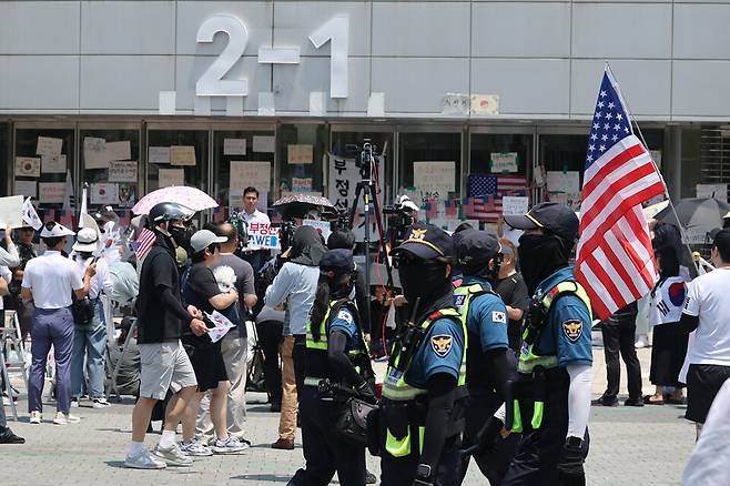 &nbsp;6·3지방선거 투표용지 부족 사태로 촉발된&nbsp;잠실&nbsp;개표소 봉쇄 시위가 12일째 이어지던 6월16일 경찰관들이 서울 송파구 올림픽공원 핸드볼경기장 앞에서 근무하고 있다. ⓒ연합뉴스