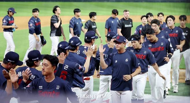롯데 자이언츠 선수들이 17일 인천 SSG랜더스필드에서 열린 SSG 랜더스와 2026 신한 SOL KBO리그 방문경기에서 승리 후 하이파이브를 하고 있다. /사진=강영조 선임기자