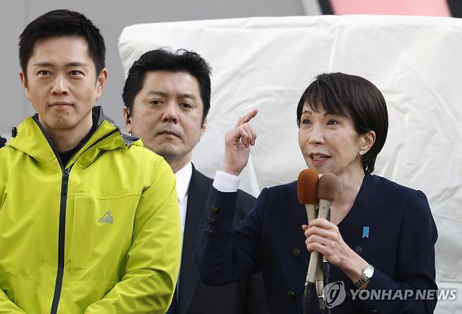 요시무라 일본유신회 대표(왼쪽)과 다카이치 총리 [EPA=연합뉴스 자료사진. 재판매 및 DB 금지] ※기사와 직접 관련 없는 사진