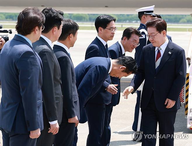이재명 대통령과 정청래 대표 (성남=연합뉴스) 한상균 기자 = G7 정상회의와 유럽 순방을 마치고 귀국한 이재명 대통령이 18일 성남 서울공항에서 환영나온 더불어민주당 정청래 대표와 인사하고 있다. 2026.6.18 xyz@yna.co.kr