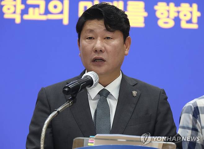 입장 밝히는 박민원 국립창원대 총장 (창원=연합뉴스) 박영민 기자 = 박민원 국립창원대학교 총장이 18일 오전 경남 창원시 의창구 창원캠퍼스 인송홀에서 열린 기자회견에서 기자회견문을 읽고 있다.
국립창원대학교 교수회는 전날 전체교수회를 열고 오는 22∼23일 총장 불신임에 대한 투표를 실시하기로 의결했다. 2026.6.18 ymp@yna.co.kr
