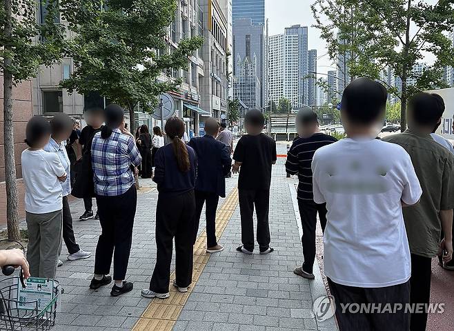 올림픽공원 인근 건물 도시가스 유출…130명 대피 (서울=연합뉴스) 18일 오후 2시 46분께 서울 송파구 올림픽공원 인근에서 도시가스 유출 사고가 발생했다.
    현재까지 인명피해는 확인되지 않았고, 인근 4개 건물에서 130여 명이 스스로 대피했다.
    가스 유출 장소 인근인 9호선 한성백제역 3, 4번 출구도 출입이 통제됐다. 다만 역이 폐쇄된 것은 아니며, 열차도 정상 운행 중이다.
    사진은 대피 중인 시민들 모습. 2026.6.18 [독자제공. 재판매 및 DB금지] photo@yna.co.kr