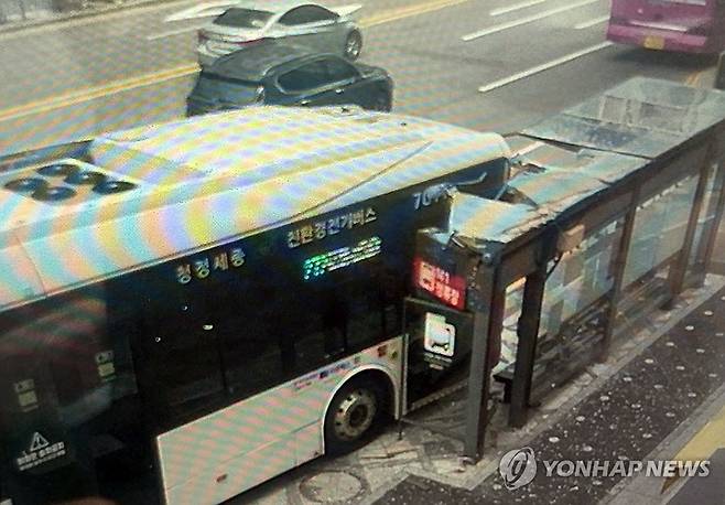 세종시 버스 돌진으로 부서진 정류장 (세종=연합뉴스) 18일 오전 세종시 다정동의 한 버스정류장으로 진입하던 시내버스가 그대로 돌진해 정류장 시설물이 부서져 있다. 2026.6.18 [세종남부경찰서 제공. 재판매 및 DB 금지] coolee@yna.co.kr
