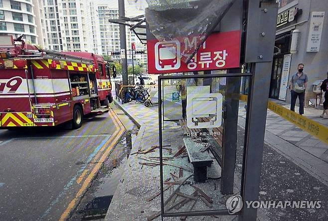 세종시 버스 돌진으로 부서진 정류장 (세종=연합뉴스) 18일 오전 세종시 다정동의 한 버스정류장으로 진입하던 시내버스가 그대로 돌진해 정류장 시설물이 부서져 있다. 2026.6.18 [세종남부경찰서 제공. 재판매 및 DB 금지] coolee@yna.co.kr