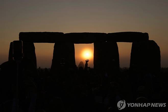 2023년 스톤헨지에서 하지를 기념하는 사람들 [AP=연합뉴스 자료사진. 재판매 및 DB 금지]
