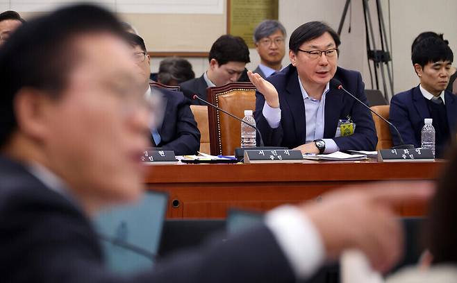 ▲ 지난 4월 국회 '윤석열 정권 정치검찰 조작기소 의혹 사건 진상규명' 국정조사특별위원회에서 열린 쌍방울 대북 송금 사건 관련 청문회에서 증인으로 출석한 이화영 전 경기도 평화부지사가 의원 질의에 답하고 있다. /연합뉴스