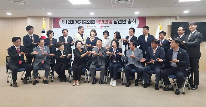 19일 열린 경기도의회 국민의힘 당선인 총회에서 차기 대표의원에 선출된 방성환 의원과 동료의원들이 함께 기념사진을 촬영하고 있다. 구자훈 기자 hoon@kihoilbo.co.kr