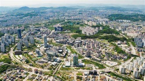 ◇원주시가 국토교통부 주관 ‘AI 특화 시범도시(K-AI 시티)’ 사업에 최종 선정되면서 대한민국 대표 인공지능(AI) 특화도시로 도약할 기반을 마련했다. 사진은 사업 대상지인 강원혁신도시 전경.