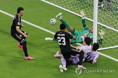 ◇ 18일(현지시간) 멕시코 사포판 과달라하라 스타디움에서 열린 2026 북중미 월드컵 A조 2차전 한국과 멕시코의 경기. 한국 조규성의 헤더슛이 골키퍼 라울 랑헬에게 막힌 뒤 양팀 선수들이 혼전을 벌이고 있다. 2026.6.19 멕시코 할리스코주=연합뉴스