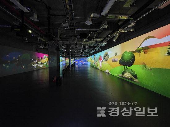 ▲ 장생포문화창고는 '제5회 장생포 수국페스티벌'을 맞아 특별 체험과 전시, 공연 등을 운영한다. 사진은 미디어아트 드림빌리지 전시 모습.