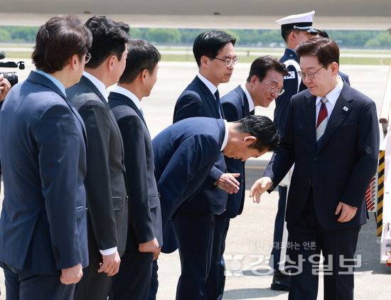 ▲ G7 정상회의와 유럽 순방을 마치고 귀국한 이재명 대통령이 18일 성남 서울공항에서 환영나온 더불어민주당 정청래 대표와 인사하고 있다. 연합뉴스