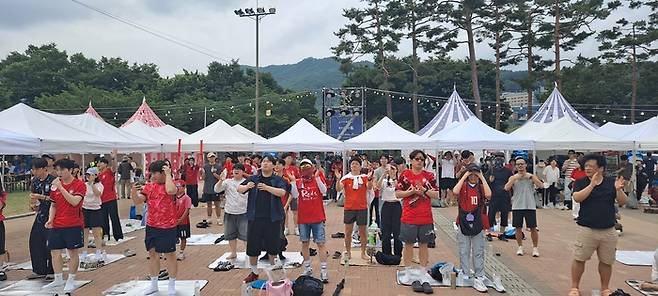 19일 오전 대구 수성구 수성못 상화동산 대형 스크린 앞에서 북중미월드컵 한국-멕시코전을 관람하던 시민들이 단체로 일어나 박수를 치며 열띤 응원전을 펼치고 있다. 이동현 기자