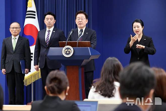 이재명 대통령이 19일 청와대 춘추관에서 유럽·G7 순방 결과 브리핑 후 취재진의 질문에 답변하고 있다./ 제공=뉴시스