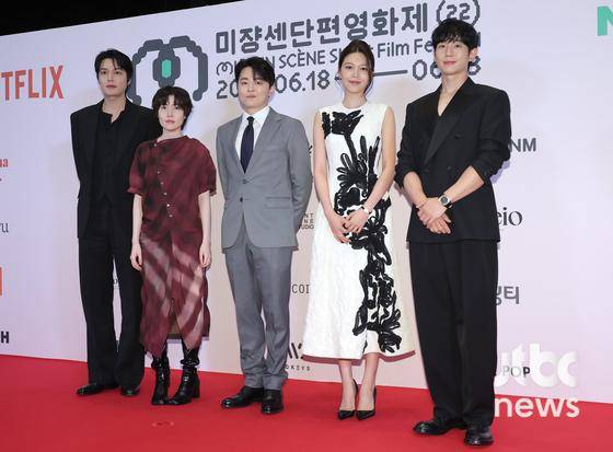 배우 이민호, 심은경, 조정석, 최수영, 정해인이 18일 오후 서울 용산 CGV 아이파크몰에서 열린 '제 22회 미쟝센단편영화제' 포토월 행사에 참석해 포즈를 취하고 있다. 박세완 엔터뉴스팀 기자 park.sewan@jtbc.co.kr