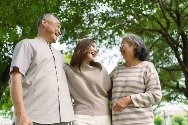 부모와 딸이 공원에서 즐거운 시간을 보내고 있다. 네덜란드 라이덴대 연구팀은 불필요한 염증 반응을 줄이는 cGAS 유전자 변이를 장수 가족의 건강수명 단서로 주목했다. 사진=게티이미지뱅크