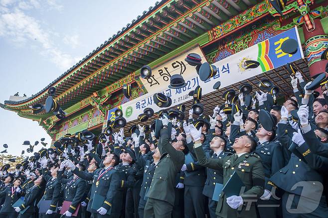 서울 노원구 육군사관학교 화랑연병장에서 열린 육군사관학교 제82기 졸업식에서 생도들이 졸업을 자축하며 정모를 높이 던지고 있다. (육군 제공. 재판매 및 DB 금지) 2026.2.27 ⓒ 뉴스1