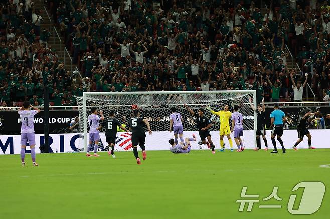 멕시코 축구국가대표팀 루이스 로모가 18일(현지시간) 멕시코 과달라하라 스타디움에서 열린 2026 북중미 월드컵 A조 조별리그 2차전 대한민국과 멕시코의 경기에서 선제골을 넣은 뒤 기뻐하고 있다. 2026.6.19 ⓒ 뉴스1 임세영 기자