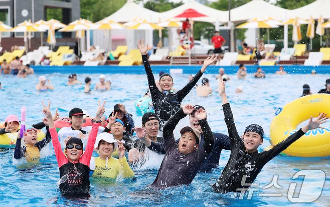 '도심 속 워터파크' 한강 수영장이 개장한 19일 서울 영등포구 여의도 한강공원 수영장을 찾은 어린이들이 물장구를 치며 더위를 식히고 있다.  2026.6.19 ⓒ 뉴스1 오대일 기자