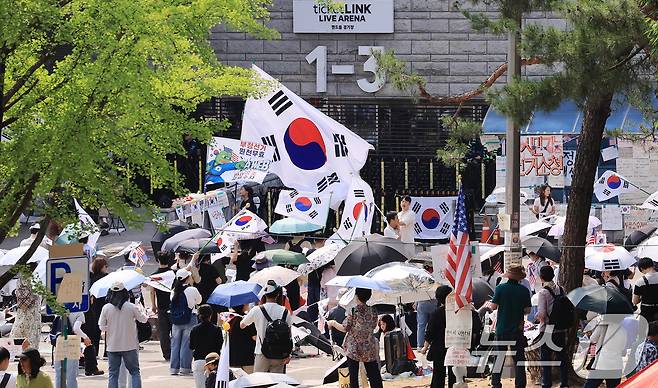 제9회 전국동시지방선거 투표용지 부족 사태를 규탄하는 개표소 봉쇄 시위가 계속된 18일 서울 송파구 올림픽공원 핸드볼경기장 앞에서 시민들이 구호를 외치고 있다. 2026.6.18 ⓒ 뉴스1 이호윤 기자