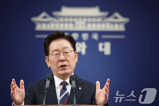 이재명 대통령이 19일 청와대 춘추관에서 열린 유럽·주요 7개국(G7) 순방 결과 브리핑에서 취재진 질문을 받고 있다. 2026.6.19 ⓒ 뉴스1 이재명 기자