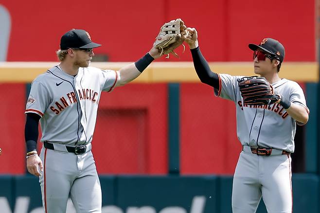 San Francisco Giants right fielder Jung Hoo Lee, right, celebrates the Giants center fielder Jonah Cox after defeating the Atlanta Braves during a baseball game, Wednesday, June 17, 2026, in Atlanta. (AP Photo/Erik S. Lesser)        <저작권자(c) 연합뉴스, 무단 전재-재배포, AI 학습 및 활용 금지>