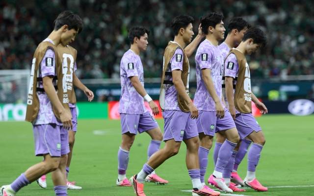 18일(현지 시간) 멕시코 과달라하라 스타디움에서 열린 2026 북중미 월드컵 조별리그 A조 대한민국과 멕시코의 경기, 패배한 한국 축구대표팀이 아쉬워 하고 있다. 한국은 멕시코에 0-1로 패했다. /뉴시스