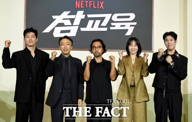 넷플릭스 화제작 '참교육'이 전 세계 시청자들의 뜨거운 반응을 얻으며 연일 화제의 중심에 서고 있다. 사진은 홍종찬 감독(가운데)과 배우 김무열, 이성민, 배우 진기주, 표지훈(왼쪽부터)이 6월 5일 오전 서울 중구 앰배서더 서울 풀만 호텔에서 열린 넷플릭스 시리즈 '참교육' 제작발표회에 참석해 포즈를 취하고 있다. /박상민 기자