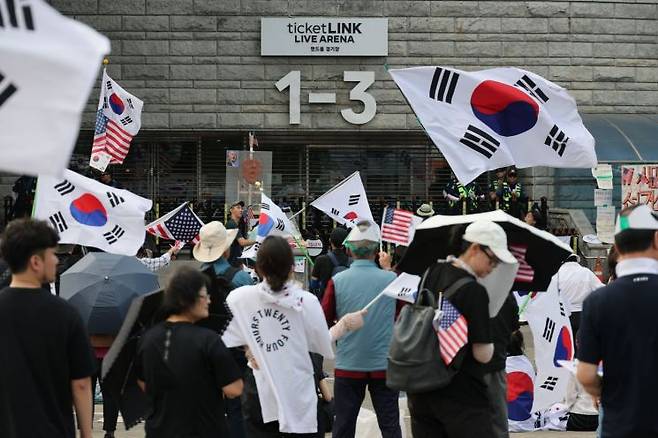 6·3 지방선거 투표용지 부족 사태로 인한 '개표소 봉쇄 시위'가 계속되고 있는 18일 서울 송파구 올림픽공원 핸드볼경기장 출입문 앞에서 참가자들이 구호를 외치고 있다. 연합뉴스