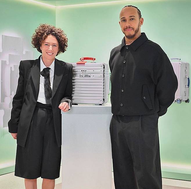 리모와 CEO 베아트리체 몬구이디(Beatrice Monguidi)와 글로벌 앰버서더 루이스 해밀턴(Lewis Hamilton).