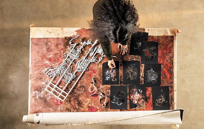 모니아 벤 하무다, Fragments of Fire Worship, (making - of) Milano, 2026. Courtesy Fondazione Bvlgari.