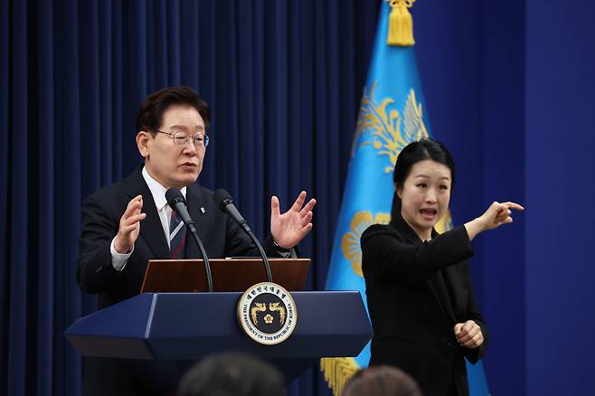 이재명 대통령이 19일 청와대 춘추관에서 열린 유럽·G7 순방 결과 브리핑에서 취재진 질문에 답변하고 있다./뉴스1
