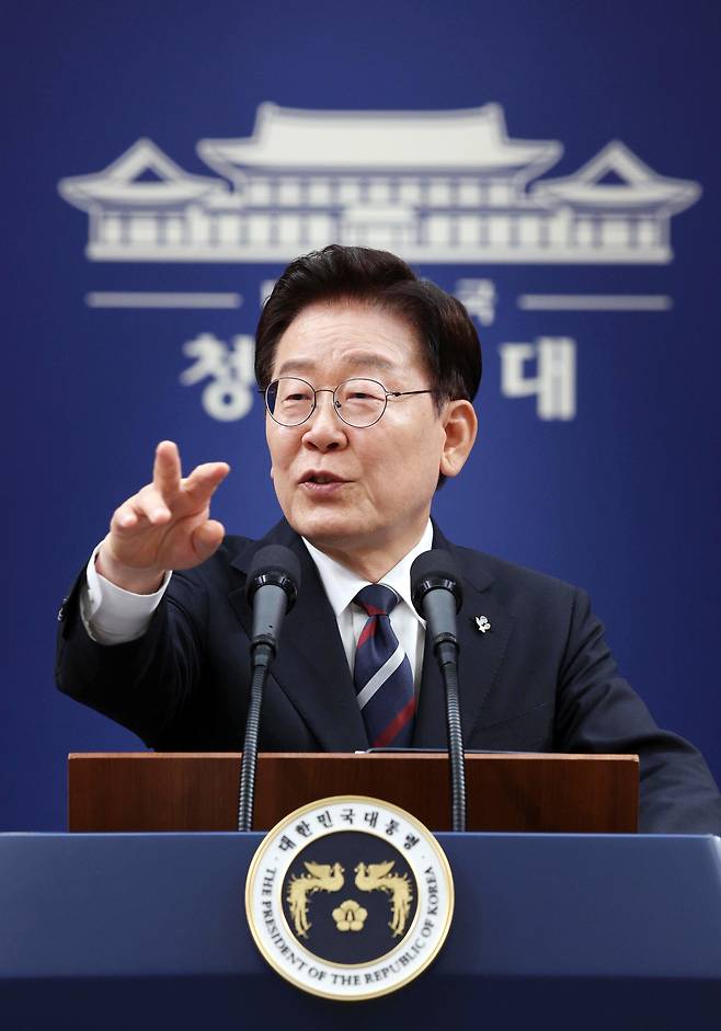 이재명 대통령이 19일 청와대 춘추관에서 유럽·G7 순방 결과 브리핑 후 취재진의 질문에 답변하고 있다./뉴시스