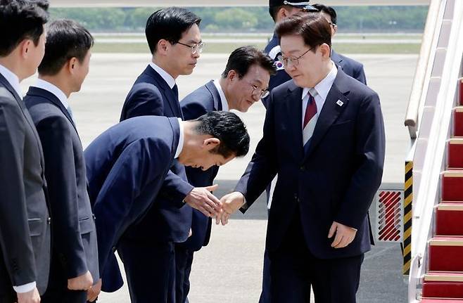 G7 정상회의 등 유럽 순방 일정을 마친 이재명 대통령이 18일 경기 성남 서울공항에 도착해 정청래 더불어민주당 대표와 인사하고 있다. ⓒ뉴시스