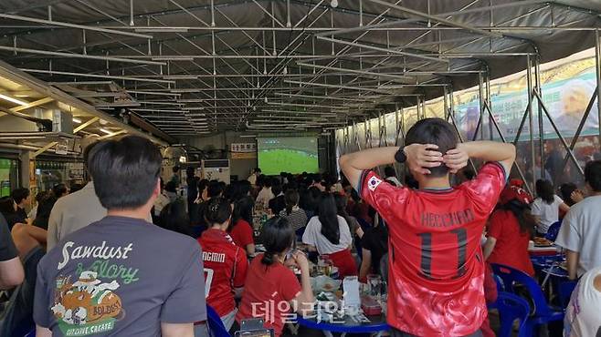 대한민국 대 멕시코의 2026 북중미 월드컵 A조 조별리그 2차전이 열리는 19일 오전 서울 중구 을지로 일대의 한 매장. 경기를 관람하는 시민들이 멕시코의 후반 5분 선제골에 아쉬워하는 모습. ⓒ데일리안 김찬주 기자