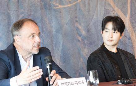 18일 오전 서울 용산구 그랜드 하얏트 서울에서 독일 가곡의 권위자로 불리는 바리톤 마티아스 괴르네(왼쪽)가 피아니스트 선우예권과 함께 공연 ‘여름에 듣는 겨울나그네’에 대해 설명하고 있다. 한세예스24문화재단 제공