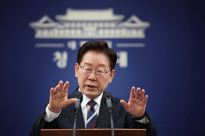 이재명 대통령이 19일 청와대 춘추관에서 열린 유럽·G7 순방 결과 브리핑에서 취재진 질문에 답변하고 있다. 뉴스1