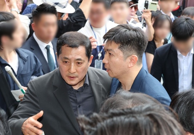 6·3 지방선거 투표용지 부족 사태로 촉발된 서울 송파구 올림픽공원 핸드볼경기장 일대 ‘개표소 봉쇄 시위’가 이어지는 가운데 16일 유승민 대한체육회장이 핸드볼경기장 진입을 시도하고 있다. 왼쪽은 국민의힘 박대출 의원.  [사진공동취재단]