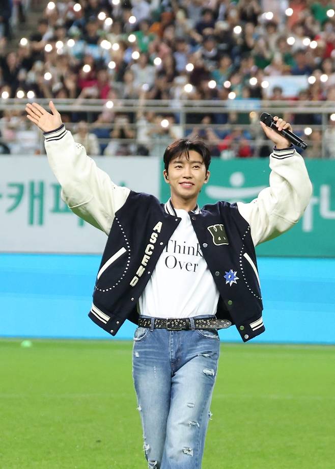가수 임영웅이 20일 오후 대전월드컵경기장에서 열린 '하나은행 K리그1 2025' 대전하나시티즌과 대구FC 경기에서 하프타임 공연을 마친 뒤 인사를 하고 있다. 뉴스1화상