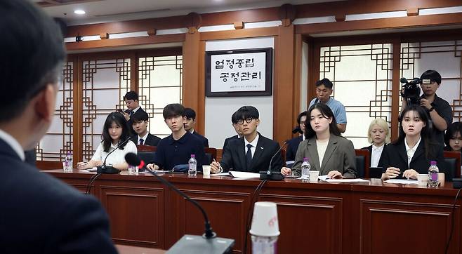 2026년 6월17일 경기도 과천 중앙선거관리위원회에서 열린 6·3 지방선거 투표용지 부족 사태 관련 대학생 간담회에서 한국대학총학생회공동포럼 소속 대학생들이 강동완 사무총장 직무대리의 발언을 듣고 있다. 연합뉴스