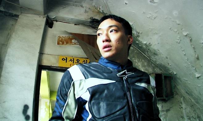 영화 <충충충>의 ‘용기’(주민형). 현재의 이야기를 다루고 있지만, 90년대의 감성으로 촬영됐다. 엣나인필름 제공