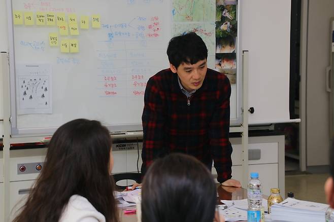 충청남도경찰청 프로파일러 최규환씨가 전국의 프로파일러들과 함께 장기 미제 살인 사건에 대해 논의하고 있다. 돌베개 제공