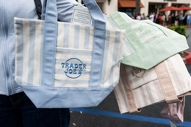 미국 식료품 체인 트레이더 조스(Trader Joe’s)가 지난 6월 17일 출시한 스트라이프 미니 토트백이 출시 직후 매장 앞 긴 줄과 품절 사태를 만들며 ‘시즌 필수템’으로 떠올랐다. 게티이미지