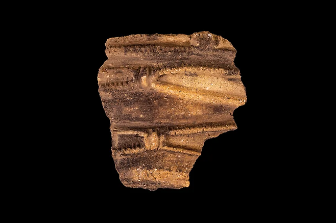 해당 유적지에서 발견된 신석기 시대 토기 조각. Wessex Archaeology