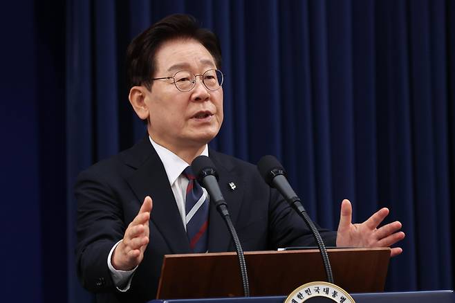 이재명 대통령이 19일 청와대 춘추관에서 유럽·G7 순방 결과 브리핑을 하고 있다. [청와대사진기자단]
