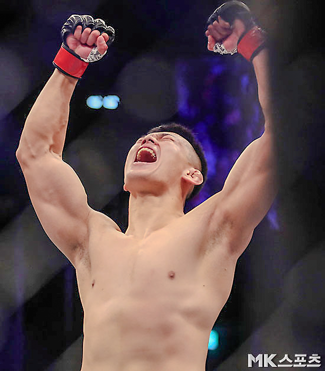 정다운이 2019년 12월 부산광역시 사직체육관에서 UFC 파이트 나이트 165 메인카드 제3경기 라이트헤비급 승리를 거둔 후 기뻐하고 있다. 사진=MK스포츠DB