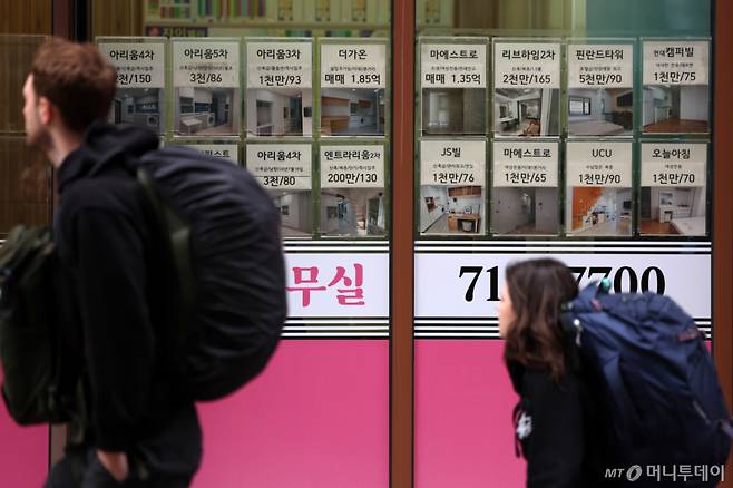 [서울=뉴시스] 조성우 기자 = 22일 서울 시내의 한 공인중개사무소에 오피스텔 매물 안내문이 게시돼 있다.  서울 아파트 전셋값이 급등하면서 오피스텔 전셋값도 동반 상승하는 흐름이 이어지고 있다.  올해 1분기 서울 오피스텔 전셋값은 임대차 2법 시행 이후인 2021년 4분기 이후 약 4년 3개월 만에 가장 큰 폭으로 올랐다. 한국부동산원에 따르면 같은 기간 상승률은 0.24%로 집계됐다. 2026.04.22. xconfind@newsis.com /사진=조성우