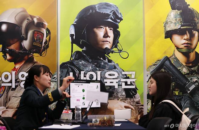 (고양=뉴스1) 오대일 기자 = 10일 경기도 고양시 킨텍스에서 열린 '2026 대한민국 직업계고 고졸인재 채용엑스포'에서 학생들이 육군 부사관 채용 상담을 하고 있다.  ‘같이 만드는 내일의 가치’를 주제로 채용·상담관, 정부부처 직업계고 지원사업관, 능력중심사회 특별관, 중소기업 인재양성 정책관, 진로 컨설팅관으로 구성된 이번 박람회는 6월 10~11일 양일간 킨텍스 제2전시장에서 열린다. 2026.6.10/뉴스1  Copyright (C) 뉴스1. All rights reserved. 무단 전재 및 재배포,  AI학습 이용 금지.