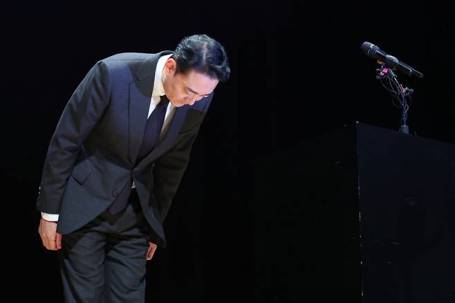 [서울=뉴시스] 권창회 기자 = 홍정도 중앙홀딩스 부회장이 15일 서울 마포구 중앙일보빌딩에서 중앙그룹 계열사 기업회생절차 신청 관련 기자회견을 열고 사과하고 있다. 2026.06.15. kch0523@newsis.com /사진=권창회
